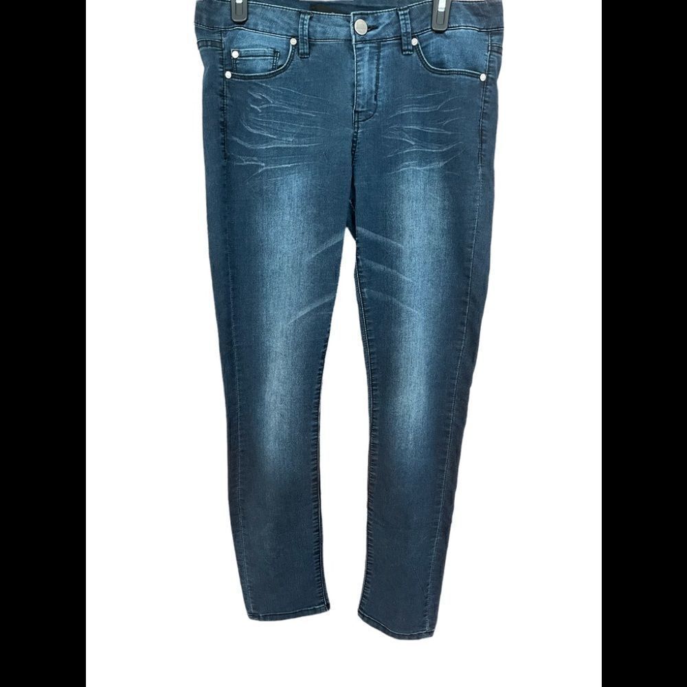 HARPER 5 pocket style Skinny Jeans, size 28.
